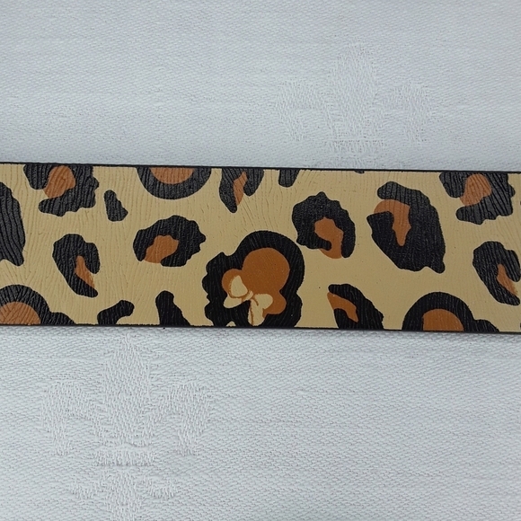 NWT! Disney (Women's Medium) Minnie Mouse Cheetah Print Gold Buckle Belt - Picture 3 of 8